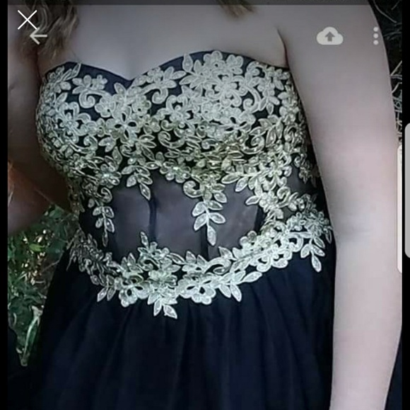 Formal dress - Picture 1 of 3